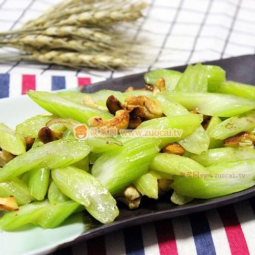 西芹炒腰果的做法,西芹炒腰果怎么做这个菜窍门