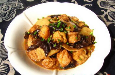 黑木耳焖油豆腐