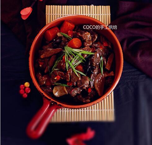 胡萝卜焖秘汁牛肉的做法