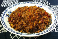 粉条炒肉，粉条劲道有嚼劲还带着肉香，五花肉香而不腻