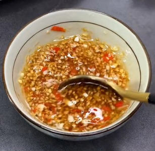 无需繁琐的步骤就能做出蒜蓉粉丝金针菇