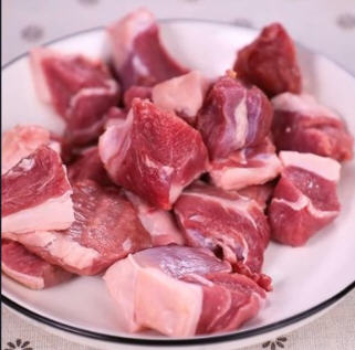 清汤羊肉火锅营养丰富，口感鲜嫩