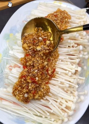 无需繁琐的步骤就能做出蒜蓉粉丝金针菇