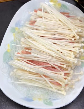 无需繁琐的步骤就能做出蒜蓉粉丝金针菇