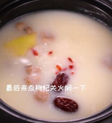 清汤羊肉火锅营养丰富，口感鲜嫩