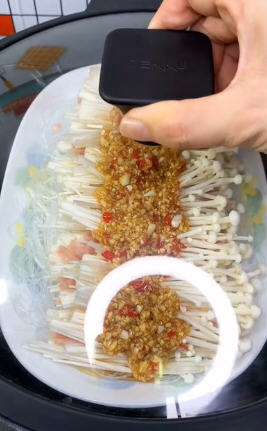 无需繁琐的步骤就能做出蒜蓉粉丝金针菇