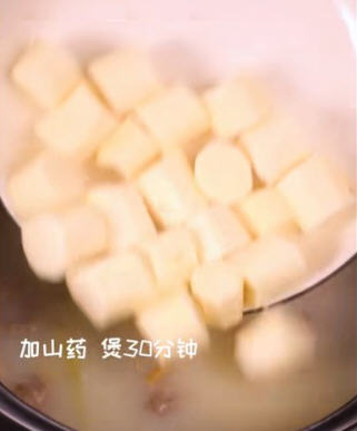 清汤羊肉火锅营养丰富，口感鲜嫩