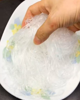 无需繁琐的步骤就能做出蒜蓉粉丝金针菇