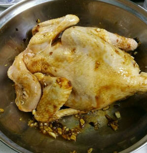 纸包鸡的做法图解，鸡肉鲜嫩甘滑、醇厚不腻，色泽金黄、气味芳香