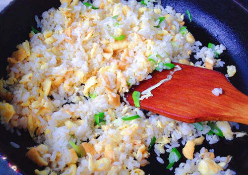 蛋炒饭的正宗做法，米饭粒粒分明，入口有劲、香软好吃