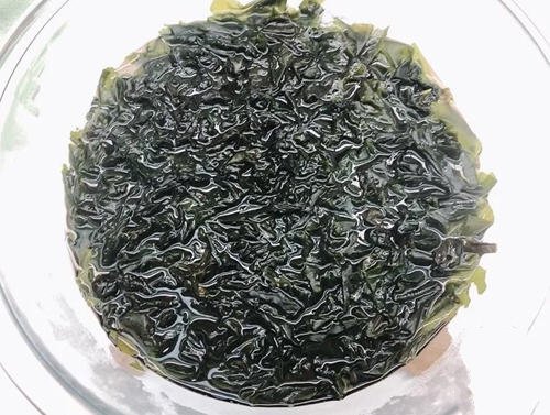 夏季清凉消暑的家庭必备菜：健康又美味的凉拌海带芽