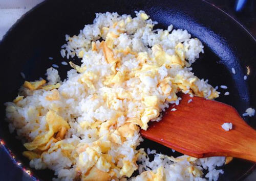 蛋炒饭的正宗做法，米饭粒粒分明，入口有劲、香软好吃
