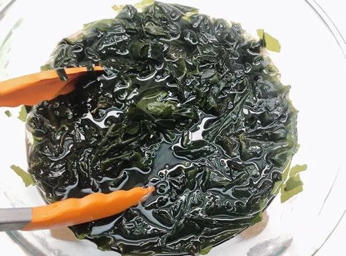 夏季清凉消暑的家庭必备菜：健康又美味的凉拌海带芽