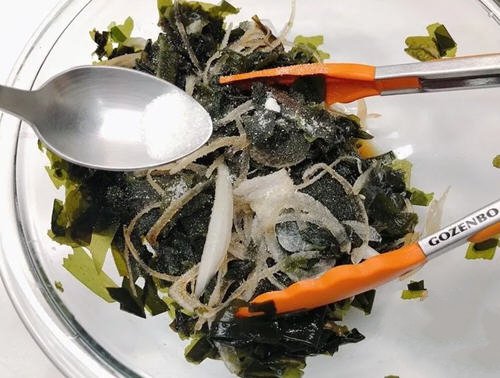 夏季清凉消暑的家庭必备菜：健康又美味的凉拌海带芽