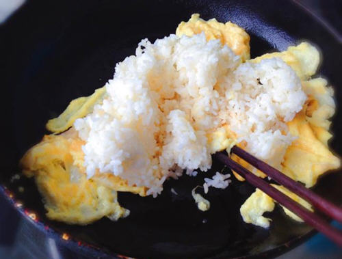 蛋炒饭的正宗做法，米饭粒粒分明，入口有劲、香软好吃