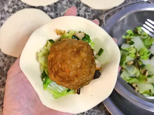 狮子头包子口感美味，包子份量十足，可口满足