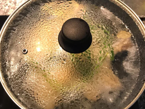柔软多汁的烟熏鸡腿，鸡皮焦糖色带着烟熏味