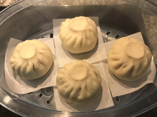 狮子头包子口感美味，包子份量十足，可口满足