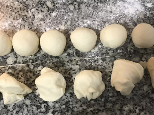 狮子头包子口感美味，包子份量十足，可口满足