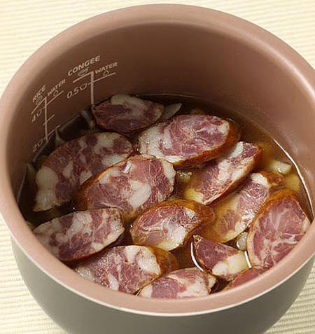 给大家分享一道懒人主食：用电饭锅煮的腊肠花椰菜炊饭