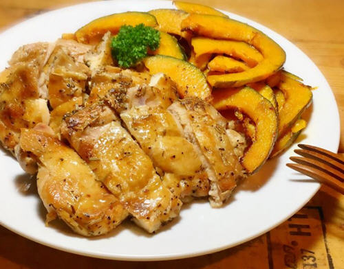 外皮酥脆、肉质软嫩的迷迭香脆皮鸡腿排真好吃