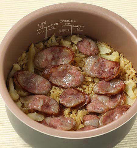 给大家分享一道懒人主食：用电饭锅煮的腊肠花椰菜炊饭