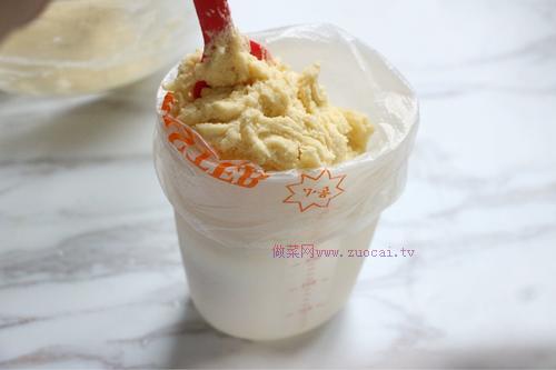 外形小巧可爱口味香酥可口的花形曲奇的做法