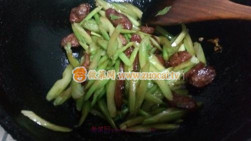 腊肠炒芹菜怎么炒才好吃（腊肠炒芹菜的做法）
