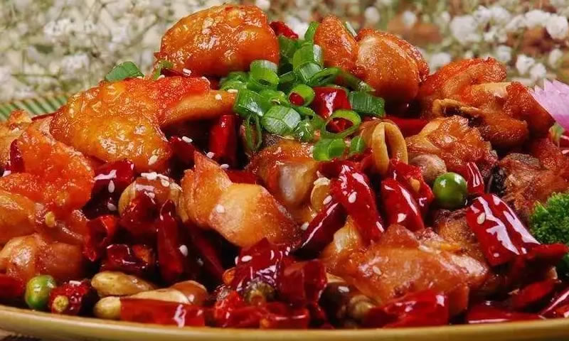 鸡色金黄，外焦里嫩，味道鲜美的麻辣子鸡怎么做