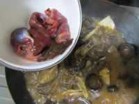 香菇豆干烧野鸭的家常做法（干香菇炒鸭肉的家常做法窍门）