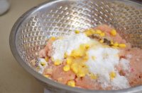 鸡肉玉米肠的家庭制作方法 鸡肉玉米肠的做法步骤3
