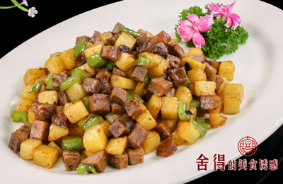 牛肉青椒土豆粒的家常做法(青椒牛肉土豆丝)