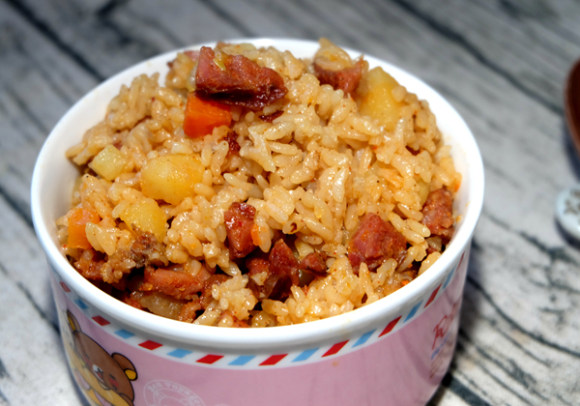 香肠土豆焖饭的家常做法(香肠土豆闷饭)