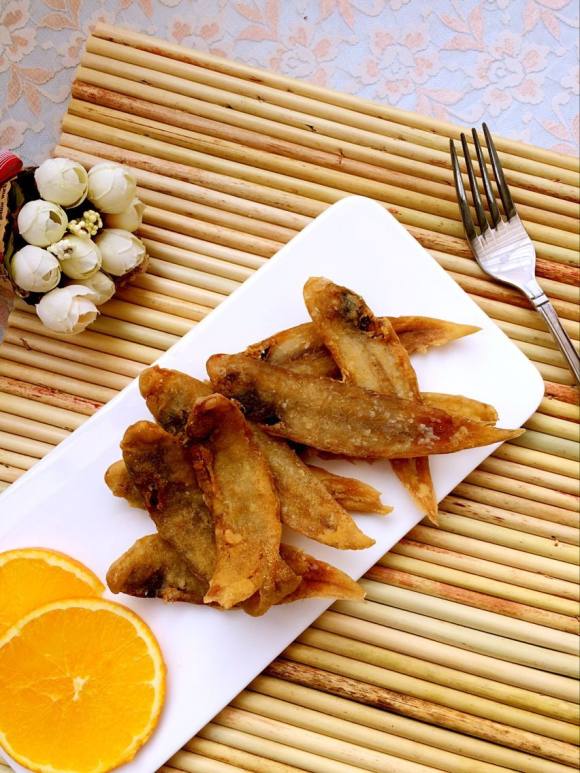 炸酥香小鱼的家常做法(如何做香酥小鱼)