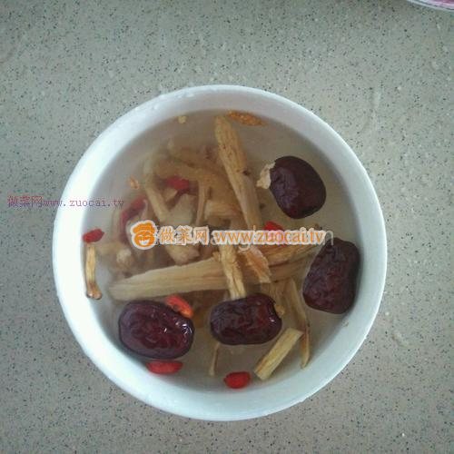 药材炖排骨汤的做法