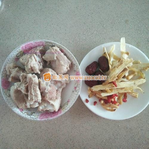药材炖排骨汤的做法