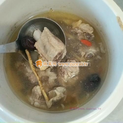 药材炖排骨汤的做法
