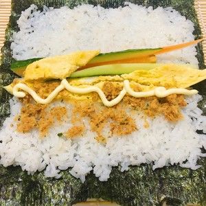 自制寿司(含寿司醋配方和超详细寿司卷法)的做法步骤 第4步