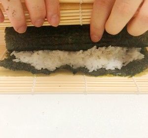 自制寿司(含寿司醋配方和超详细寿司卷法)的做法步骤 第6步