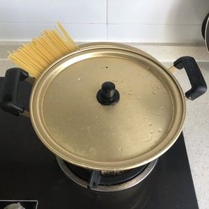 十分钟就能搞定的蛋黄意大利面(改良版)的做法步骤 第2步