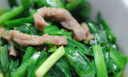 韭菜炒牛肉的做法(韭菜炒牛肉的做法窍门)