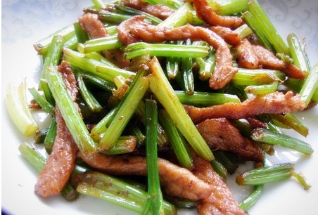 芹菜炒肉丝的做法(芹菜炒肉丝的做法视频)