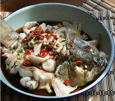 辣椒蒸鲈鱼的做法[有图]