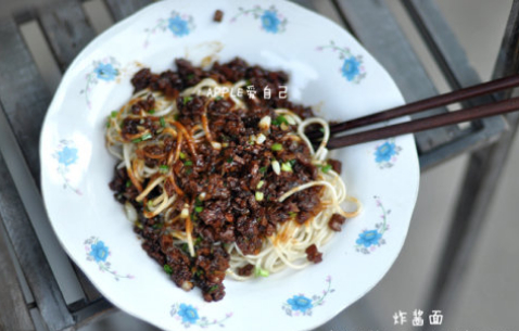 炸酱面的做法,炸酱面的家常做法大全的做法步骤15