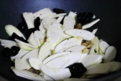 鲜嫩脆爽的美味五花肉炒茭白的做法介绍