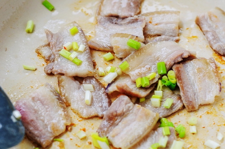 酸辣白菜的做法带图介绍，口感咸清新鲜、爽口开胃，营养丰富