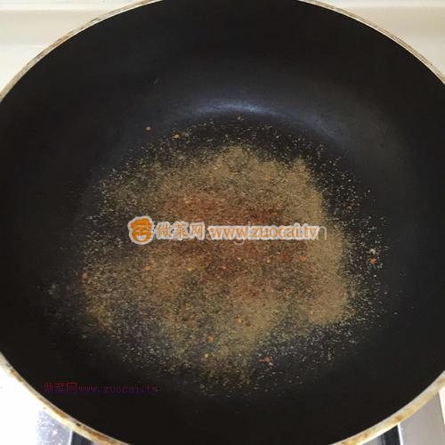 拥有浓郁的孜然香味的孜然羊肉的家常做法图解