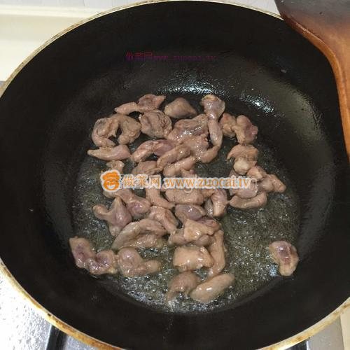 拥有浓郁的孜然香味的孜然羊肉的家常做法图解