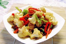花菜炒肉的做法，肉片焦香，肥而不腻，花菜清脆爽口，好吃超下饭