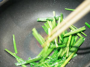 鸡蛋炒韭菜正确做法，不爱韭菜的孩子也会喜欢